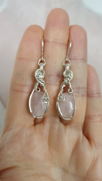 Örhängen Luscious Loops i 925 sterlingsilver med rosenkvarts