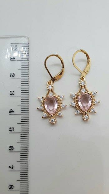 Örhängen med rosa facetterat glas