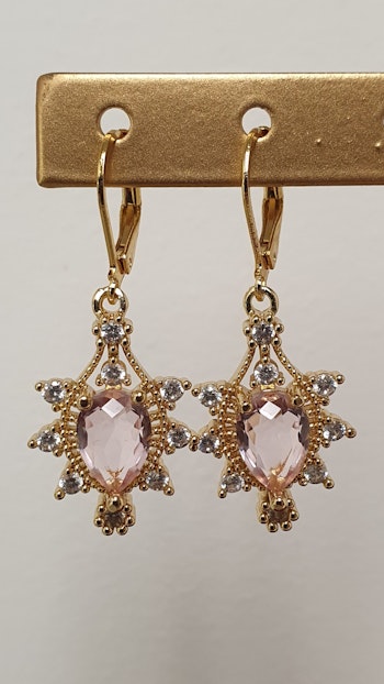 Örhängen med rosa facetterat glas