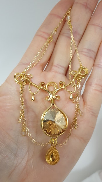 Halsband Enchanted Chains med Golden Shadow Swarovski kristaller