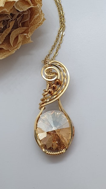 Halsband Swirly med Golden Shadow Swarovski kristall