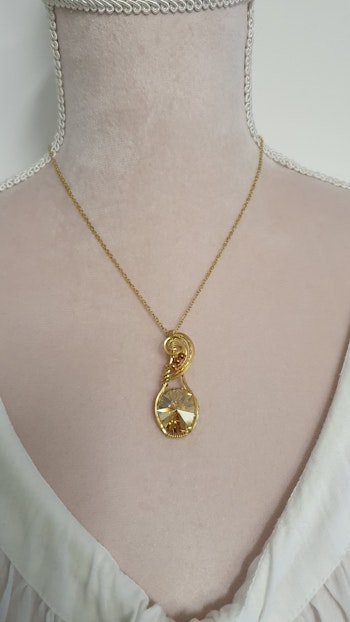 Halsband Swirly med Golden Shadow Swarovski kristall