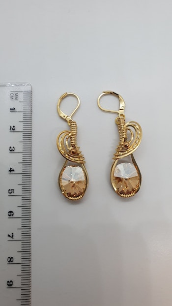 Örhängen Swirly med Golden Shadow Swarovski kristaller