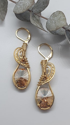 Örhängen Swirly med Golden Shadow Swarovski kristaller