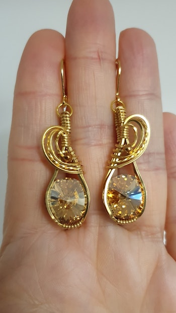 Örhängen Swirly med Golden Shadow Swarovski kristaller