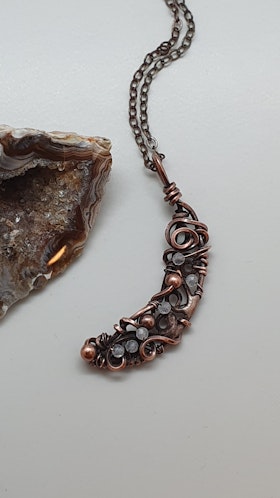 Halsband Crescent Moon med facetterade regnbågsmånstenar