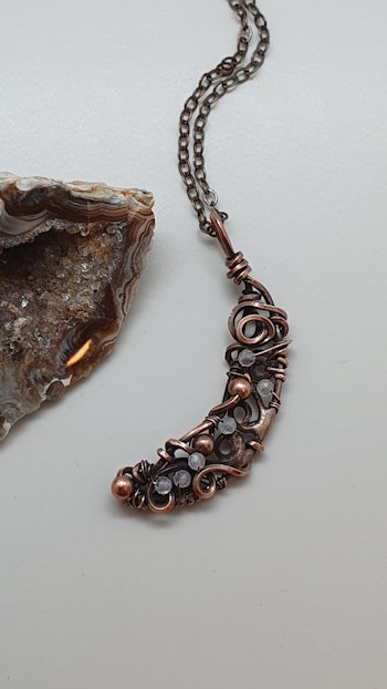 Halsband Crescent Moon med facetterade regnbågsmånstenar