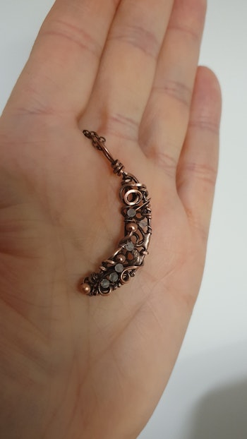 Halsband Crescent Moon med facetterade regnbågsmånstenar