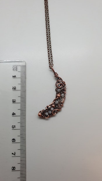 Halsband Crescent Moon med facetterade regnbågsmånstenar