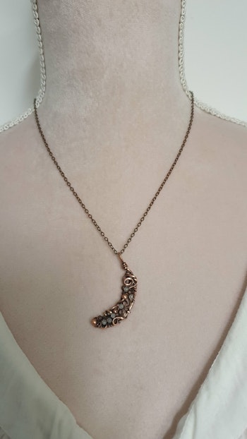 Halsband Crescent Moon med facetterade regnbågsmånstenar