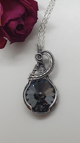 Halsband Swirly i 925 sterlingsilver med Graphite Swarovski kristall