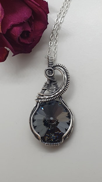 Halsband Swirly i 925 sterlingsilver med Graphite Swarovski kristall