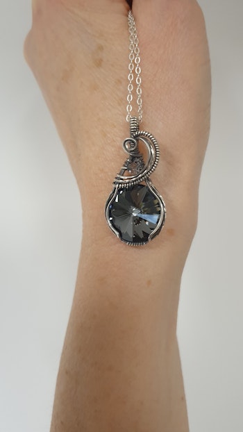 Halsband Swirly i 925 sterlingsilver med Graphite Swarovski kristall