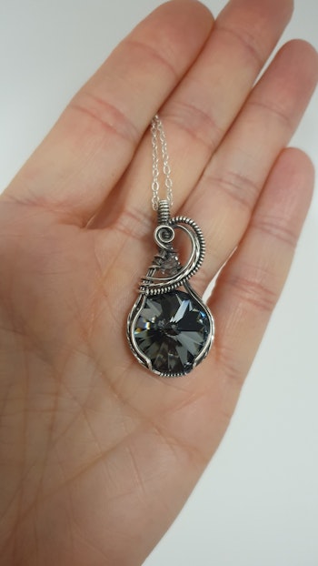 Halsband Swirly i 925 sterlingsilver med Graphite Swarovski kristall