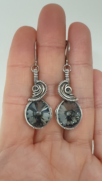 Örhängen Swirly i 925 sterlingsilver med Graphite Swarovski kristaller