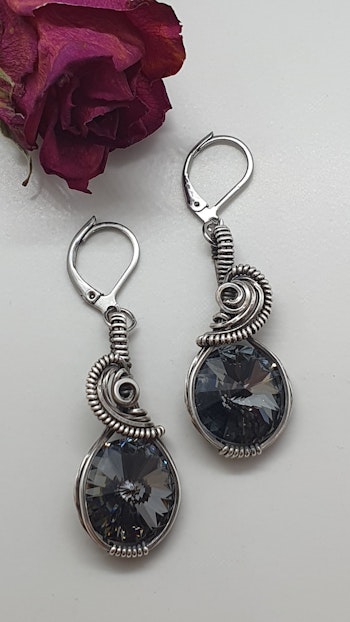 Örhängen Swirly i 925 sterlingsilver med Graphite Swarovski kristaller