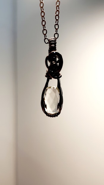 Halsband Luscious Loops med facetterad bergkristall