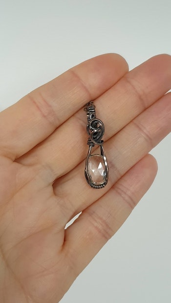 Halsband Luscious Loops med facetterad bergkristall