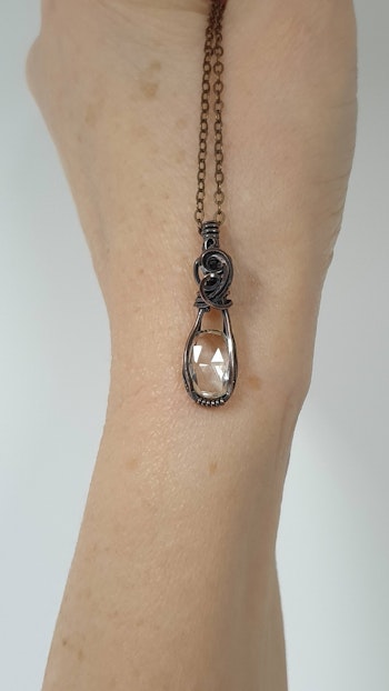 Halsband Luscious Loops med facetterad bergkristall