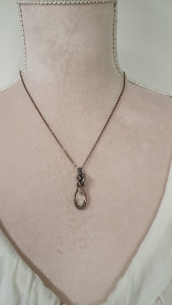 Halsband Luscious Loops med facetterad bergkristall
