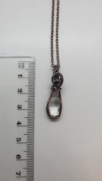 Halsband Luscious Loops med facetterad bergkristall