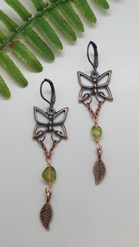 Örhängen Dangle Butterfly med peridot