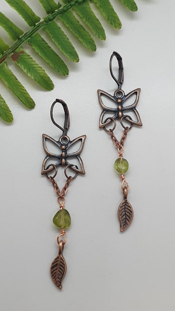 Örhängen Dangle Butterfly med peridot
