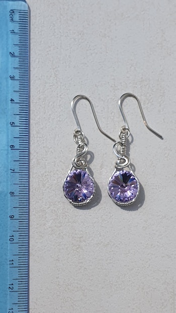 Örhängen Simple Swirl i 925 sterlingsilver med Violet Swarovski kristaller