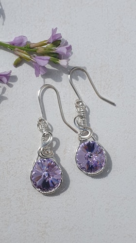 Örhängen Simple Swirl i 925 sterlingsilver med Violet Swarovski kristaller