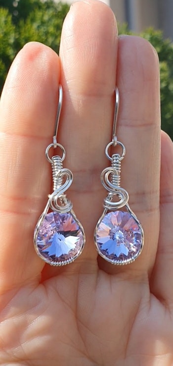 Örhängen Simple Swirl i 925 sterlingsilver med Violet Swarovski kristaller
