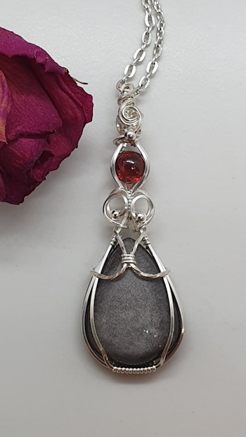 Halsband Delicious Double i 925 sterlingsilver med silver sheen obsidian och granat