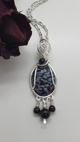 Halsband Delicious Dangle i 925 sterlingsilver med snöflingeobsidian och onyxpärlor