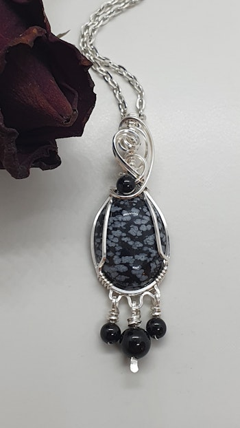 Halsband Delicious Dangle i 925 sterlingsilver med snöflingeobsidian och onyxpärlor