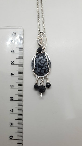 Halsband Delicious Dangle i 925 sterlingsilver med snöflingeobsidian och onyxpärlor