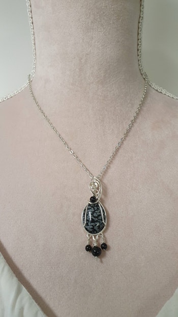 Halsband Delicious Dangle i 925 sterlingsilver med snöflingeobsidian och onyxpärlor