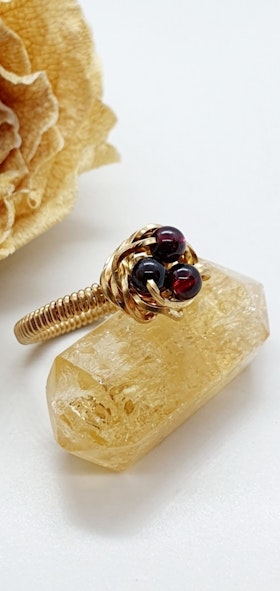 Ring Ros med granatpärlor