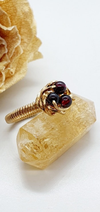 Ring Ros med granatpärlor