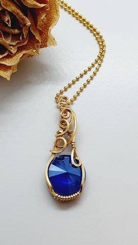 Halsband Luscious Loops med Royal Blue Swarovski kristall