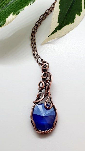 Halsband Luscious Loops med Royal Blue Swarovski kristall