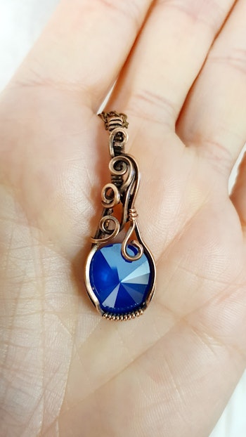 Halsband Luscious Loops med Royal Blue Swarovski kristall