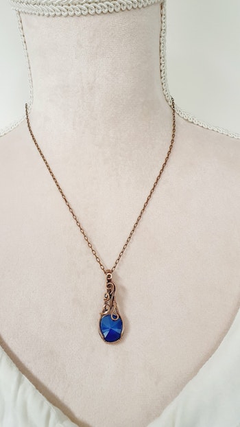Halsband Luscious Loops med Royal Blue Swarovski kristall
