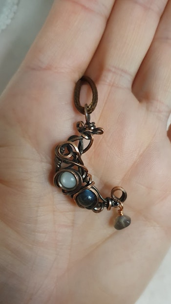 (Sålt) Halsband Crescent Moon med månsten och labradorit