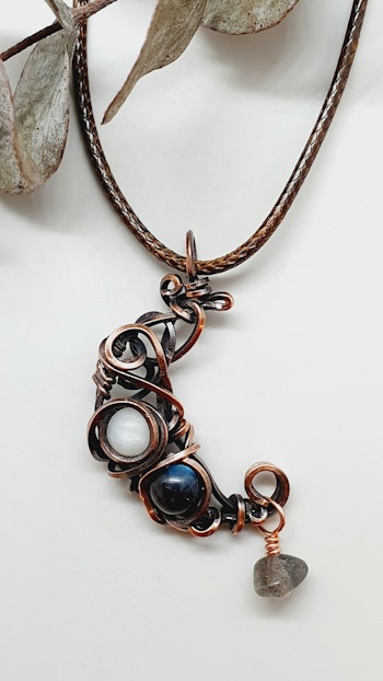 (Sålt) Halsband Crescent Moon med månsten och labradorit