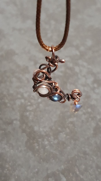 (Sålt) Halsband Crescent Moon med månsten och labradorit