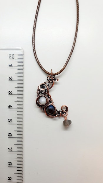 (Sålt) Halsband Crescent Moon med månsten och labradorit