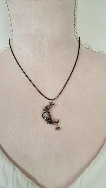 (Sålt) Halsband Crescent Moon med månsten och labradorit
