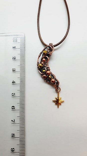 Halsband Crescent Moon med facetterade pärlor och en stjärnberlock