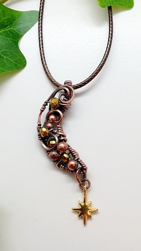 Halsband Crescent Moon med facetterade pärlor och en stjärnberlock