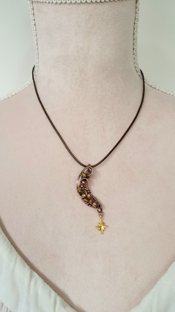 Halsband Crescent Moon med facetterade pärlor och en stjärnberlock