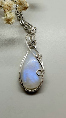 Halsband Luscious Loops i 925 sterlingsilver med regnbågsmånsten